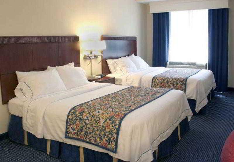 Courtyard Raleigh Crabtree Valley Room photo